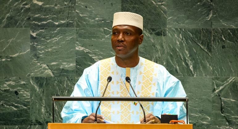 Mali’s PM urges public to remain calm during visit to victims of attacks