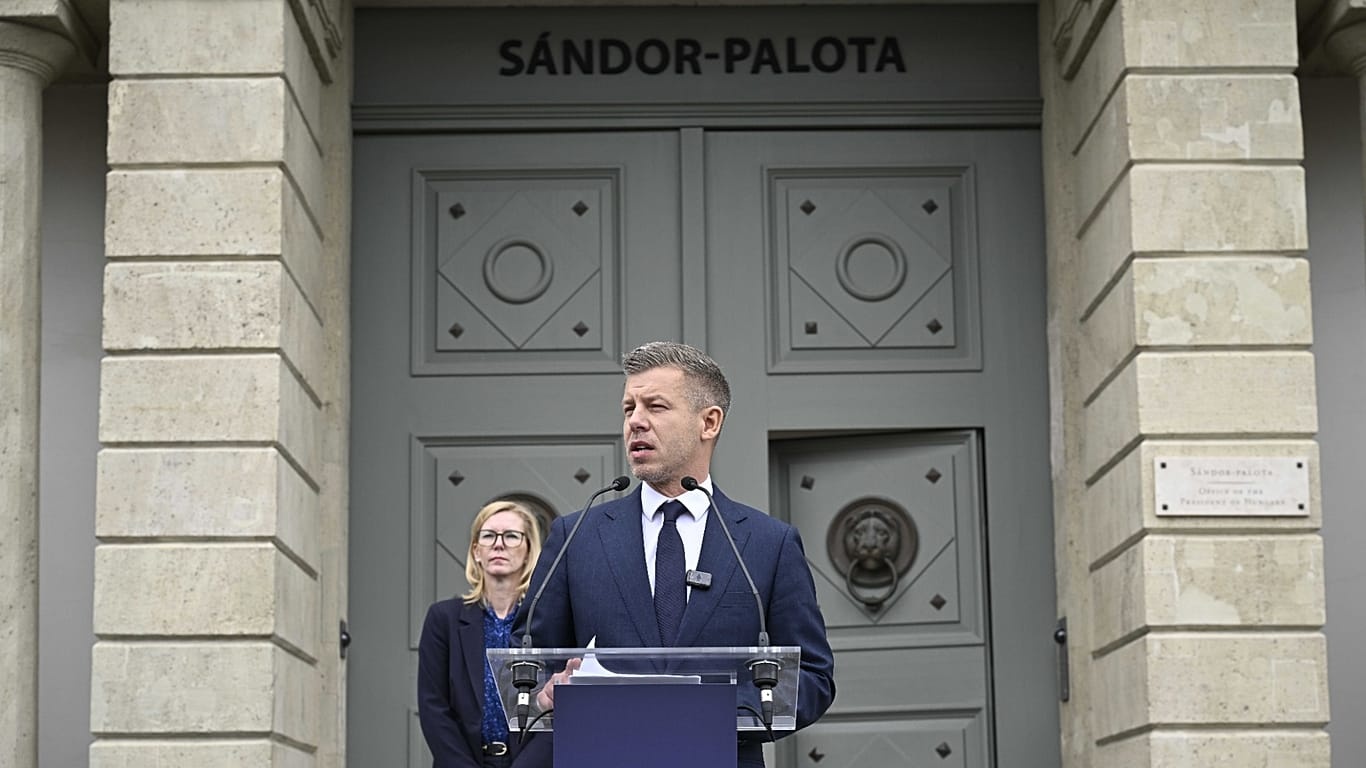 Hungarian government to amend constitution to allow removal of president