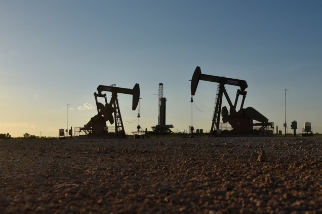 Oil slips again as US, Iran sign peace deal