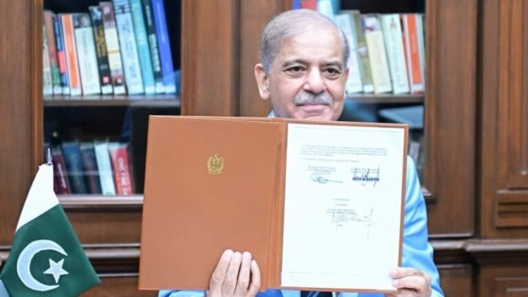 Pakistani premier signs Islamabad MoU as mediator between US, Iran