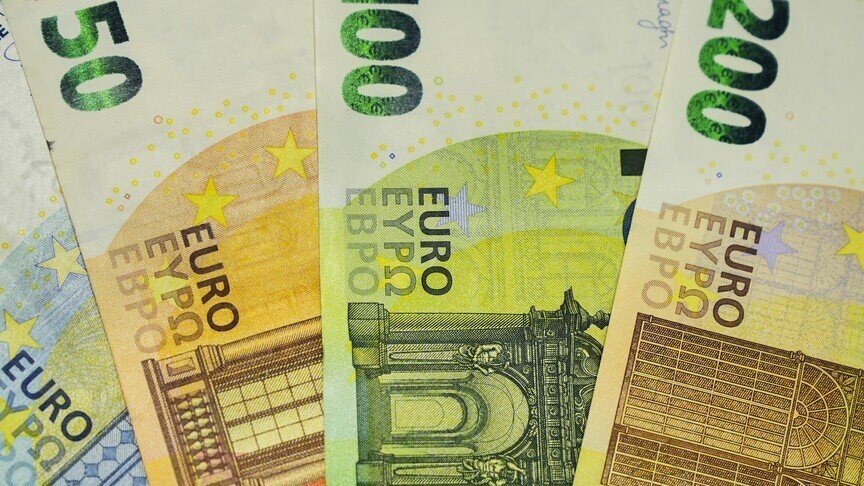 Euro drops to lowest in 3 months against US dollar
