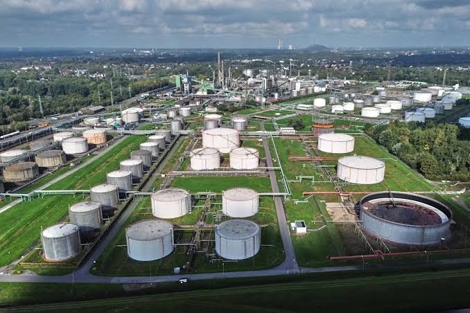 Oil prices fall as G7 agrees to release 100 million barrels of reserves