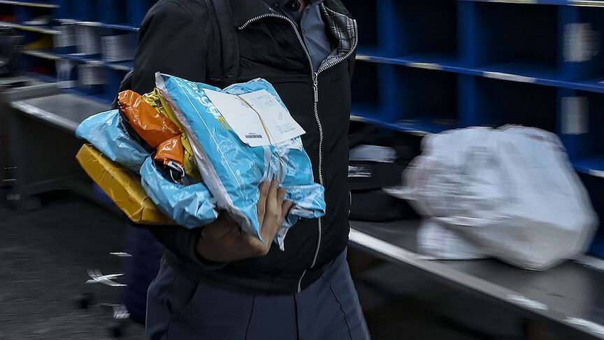 Syria resumes sending postal parcels worldwide