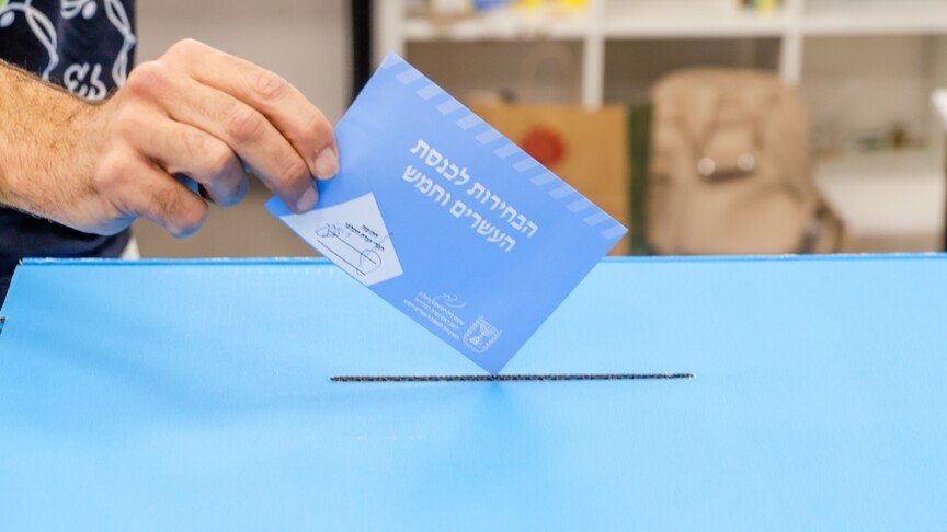 Netanyahu’s bloc projected to win 54 seats, Eisenkot-led parties 48 as Israeli vote count reaches 72%